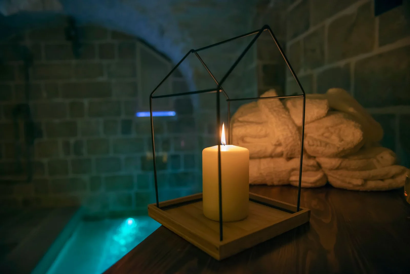 La piscina illuminata dalle candele